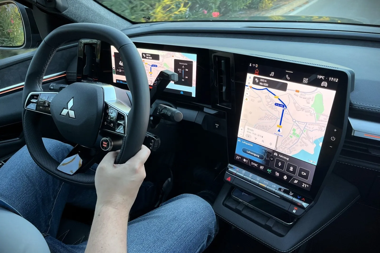 Klar strukturiertes Cockpit mit zwei 12-Zoll-Displays und Google-Integration – Navigation, Routenplanung und Ladepunkte sind direkt eingebunden.